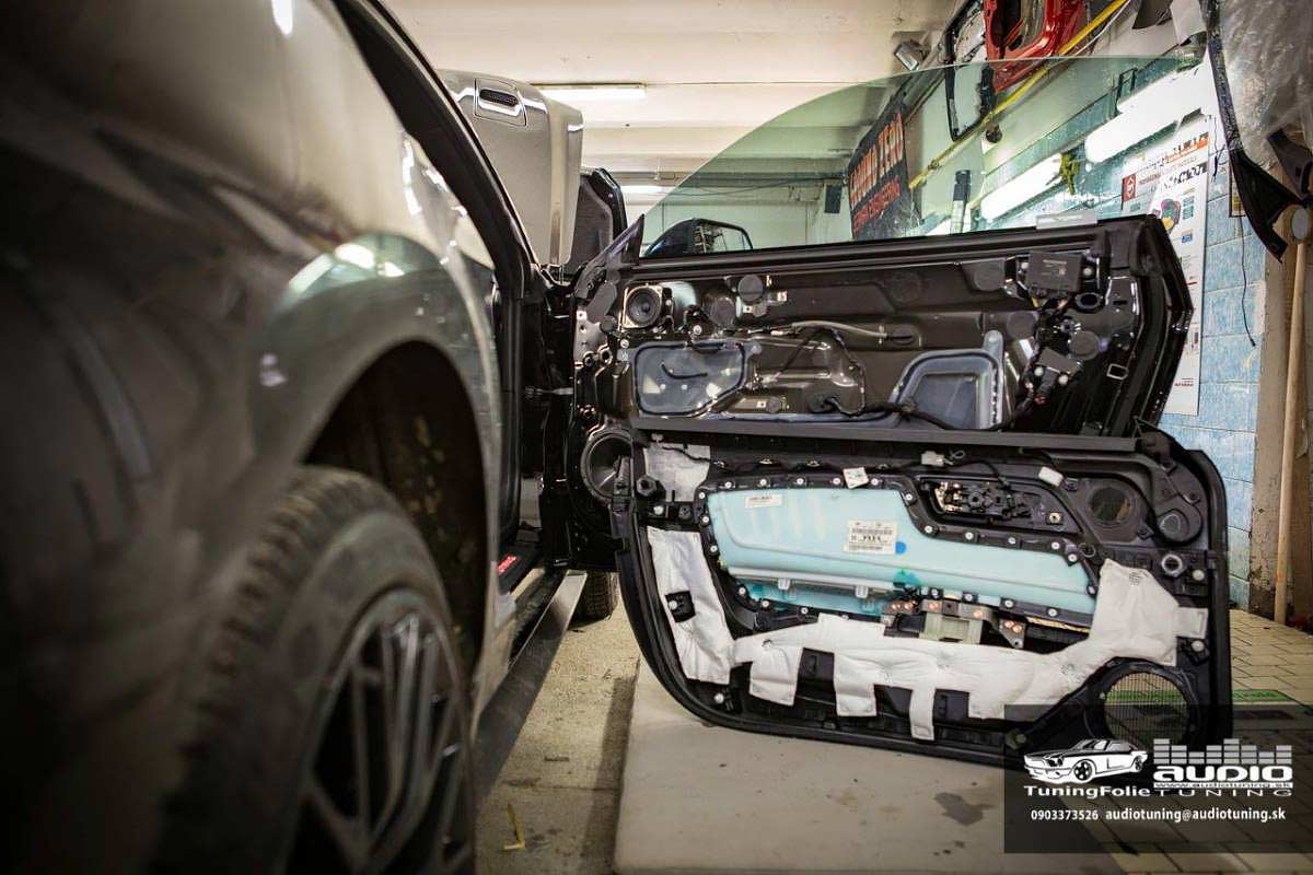 Tlmenie a odhlučnenie dverí na Ford Mustang GT 5.0