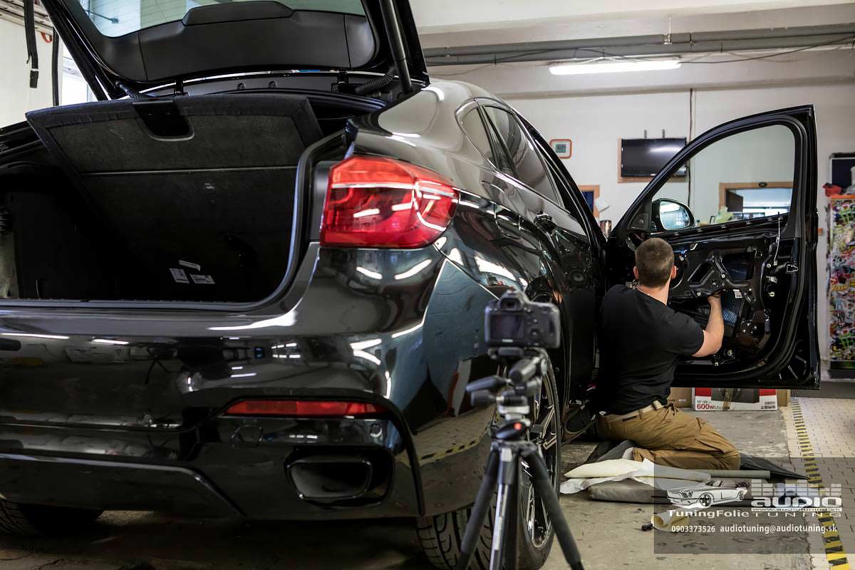 BMW X6 2015 montáž zosilňovača a reproduktorov
