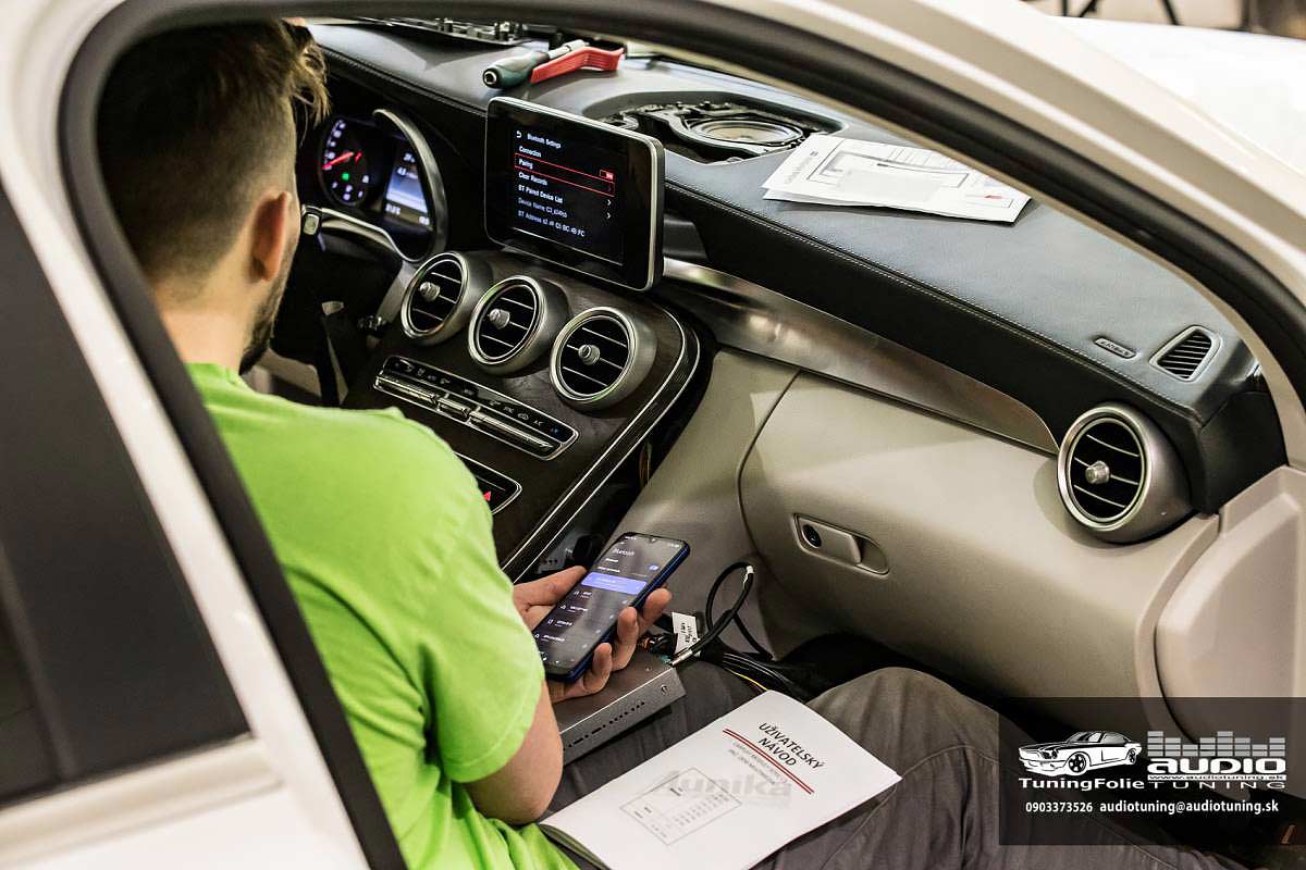 Mercedes-Benz C 200 montáž parkovacej kamery a autorádia